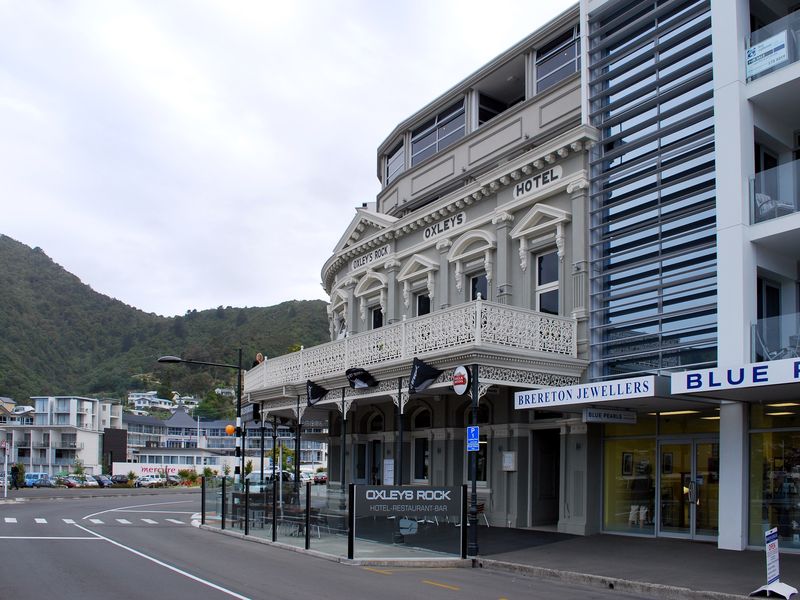 Oxley's Bar & Kitchen, 2011