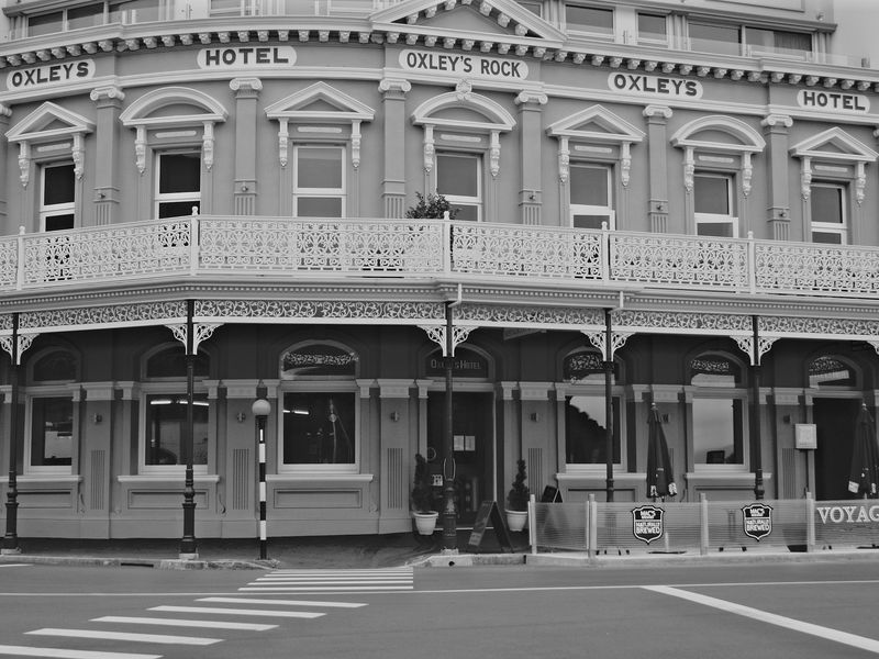 Oxley's Bar & Kitchen, Take
